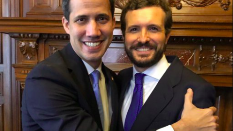 El líder del PP, Pablo Casado, junto al autoproclamado presidente de Venezuela, Juan Guaidó, en Madrid.