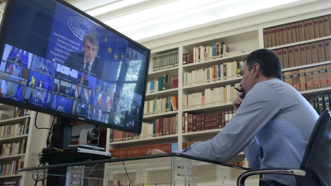 El presidente del Gobierno, Pedro Sánchez, participa por videoconferencia  en la reunión del Consejo Europeo sobre el fondo de recuperación de la UE. EFE/Moncloa / J. M. Cuadrado