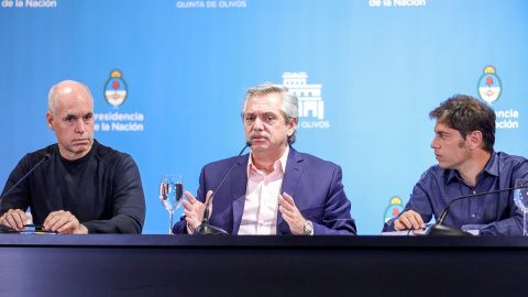 El presidente argentino Alberto Fernández (c) durante una conferencia de prensa. REUTERS