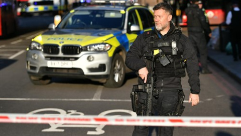 Un agente de la Policía con un arma vigila en el Puente de Londres tras un apuñalamiento con heridos. EP/Dominic Lipinski