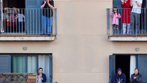 Aplaudiments en un edifici de Viladecans en un dels homenatges als sanitaris. AMVA - Agrupació Fotogràfica de Viladecans - Fons Jaume Muns González