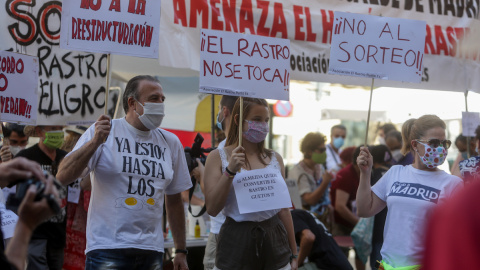 Comerciantes de El Rastro madrileño sostienen pancartas durante la manifestación en la Plaza del Cascorro.- EP