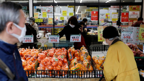 Clientes con mascarilla haciendo la compra en un  supermercado en Tokio. REUTERS / Issei Kato