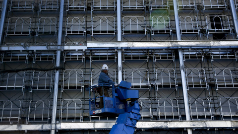 Trabajador de la construcción, en un elevador en una obra en Tokio. REUTERS / Thomas Peter