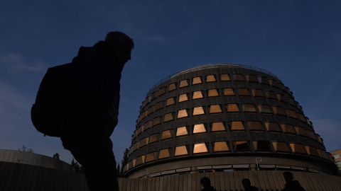 Varias personas caminan frente a la sede del Tribunal Constitucional el día que se celebra el Pleno extraordinario del Tribunal Constitucional (TC), a 19 de diciembre de 2022, en Madrid (España). -Fernando Sánchez / Europa Press