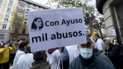  Un hombre sostiene una pancarta durante una manifestación de médicos y pediatras, a 21 de diciembre de 2022, en Madrid (España). EUROPA PRESS