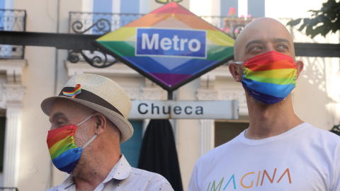 Representantes de asociaciones LGTBI, en el Metro de Chueca, con mascarillas arcoiris. / EUROPA PRESS - Marta Fernández