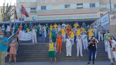 Limpiadoras del Gregorio Marañón durante una concentración en contra de la privatización del servicio de limpieza./ Público