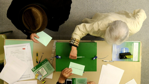 Unos ciudadanos ejercen su derecho al voto en las elecciones autonómicas para la Junta de Andalucía, hoy en un colegio sevillano. EFE/Raúl Caro