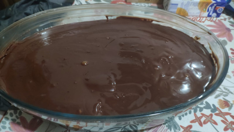 Eva prepara el chocolate que le añadirá a la tarta de la abuela. / A. S. D.