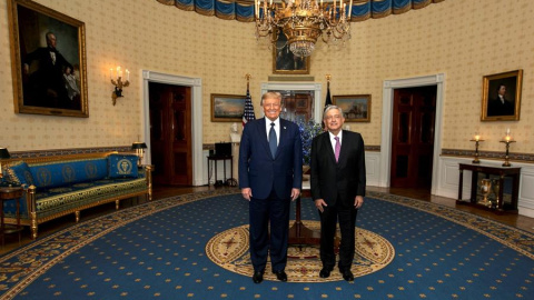 Fotografía cedida este miércoles por la presidencia de México del presidente de Estados Unidos, Donald Trump y del presidente mexicano, Andrés Manuel López Obrador, durante su encuentro en el Cross Hall de la Casa Blanca en Washington, Estados Unidos