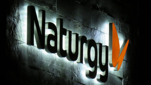 El logo de Naturgy, en su sede de Madrid, por la noche. E.P.