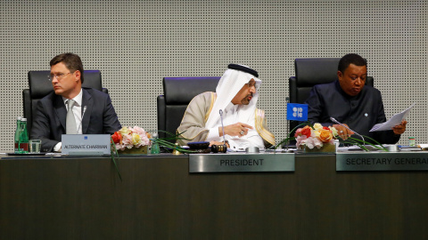 El ministro de energía ruso Alexander Novak junto al primer ministro saudí de energía y presidente de la OPEC, Khalid al-Falih y el Secretarío General de la OPEC, Mohammad Barkindo durante la reunión de la OPEC celebrada en Viena. REUTERS/Leonhard Fo