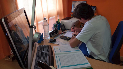 El estudiante prepara en su casa sus exámenes de EBAU. EFE/Marta Monzón