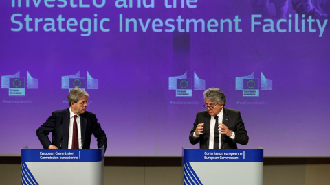 El comisario de Mercado Interior, Thierry Breton (d.), y el de Asuntos Económicos, Paolo Gentiloni (i.), presentan en rueda de prensa las propuestas de la Comisión Europea para ayudar a las empresas estratégicas de la UE. REUTERS/Olivier Matthys/Pool