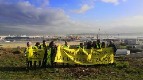 El "barco de la muerte" saudí carga explosivos en el puerto de Bilbao