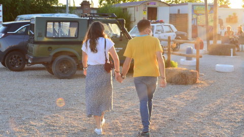 Una pareja disfruta del sol antes de proyectarse la película en los Autocines. JOSE CARMONA.