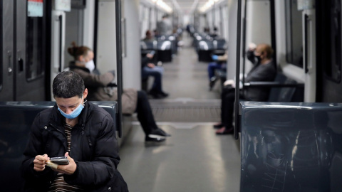 Pasajeros viajan en el metro de Barcelona respetando las distancias de seguridad durante la crisis del coronavirus. (REUTERS/Nacho Doce)