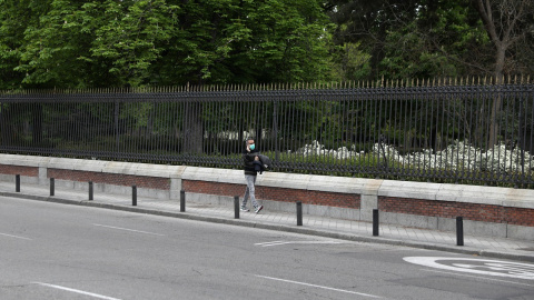 Un hombre camina por una acera estrecha en Madrid. (REUTERS/Sergio Pérez)