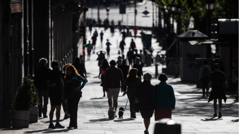 Congestión de personas caminando por las calles de Madrid en el segundo día de desconfinamiento. Europa Press / Joaquin Corchero