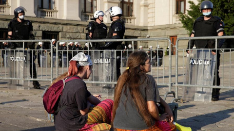 Belgrado vive otra noche de protestas contra las restricciones de la covid-19. / EFE/EPA/ANDREJ CUKIC