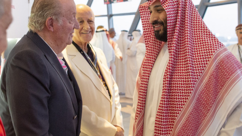 Foto distribuida por la Corte Real de Arabia Saudí del encuentro del rey Juan Carlos I con el príncipe heredero Mohammad Bin Salman, durante el Gran Premio de Fórmula 1 de Abu Dabi 2018. EFE / EPA / BANDAR ALGALOUD / SAUDI ROYAL COURT