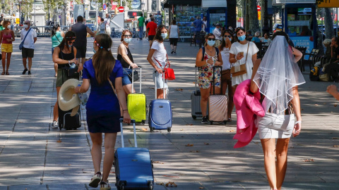 Varias turistas caminan por las Ramblas de Barcelona. EFE/Quique García/Archivo