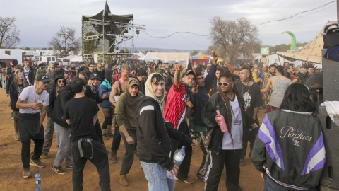  Varios asistentes la pasada semana en el recinto donde se celebró la fiesta 'rave' de La Peza (Granada. EFE/ Pepe Torres