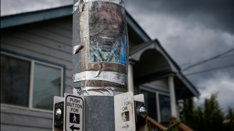 Una fotografía de Manuel Ellis, quien murió bajo la custodia policial de Tacoma en marzo. REUTERS / Lindsey Wasson