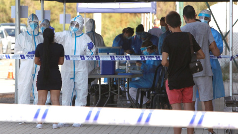 Personal sanitario han comenzado hoy en la localidad alicantina de Santa Pola a realiizar pruebas de COVID 19 a las personas que estuvieron en la discoteca Oasis de la localidad los días 10,11 y 12 de julio ante la aparición de un brote de coronavirus. 