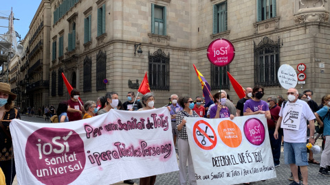 Manifestants de marea blanca en defensa de la sanitat pública a la plaça de Sant Jaume de Barcelona, el 20 de juny del 2020. ACN/ Cedida per Alba Legide.