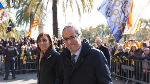 Torra, al costat de la seva dona, Carola Miró, abans d'entrar al TSJC. EUROPA PRESS / PAU VENTEO