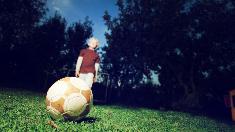 Niño jugando al fútbol. / PIXABAY