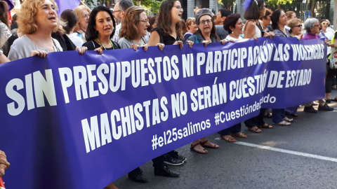 Cabecera de la manifestación celebrada este jueves en Madrid contra la violencia machista bajo el lema "sin presupuestos ni participación las violencias machistas no serán cuestión de estado"