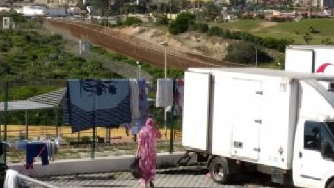 Los camiones de un cementerio, cobijo de las marroquíes varadas en Melilla