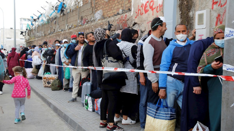 Otras 73 personas de Marruecos están siendo repatriadas hoy a su país a través de la frontera de Beni-Enzar, la más importante de las cuatro que conectan Melilla con su entorno marroquí, después de llevar dos meses atrapadas en la ciudad autónoma p