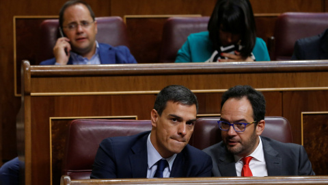 El secretario general del PSOE, Pedro Sanchez, conversa con el portavoz del Grupo Socialista, Antonio Hernando; destrás de ellos, el secretario de Organización del partido, César Luena. REUTERS/Andrea Comas