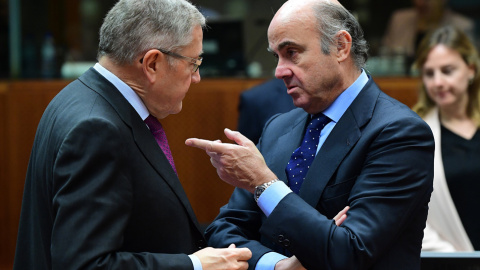 El director del Mecanismo de Estabilidad Europeo (MEDE),  Klaus Regling, conversa con el ministro de Economía, Luis de Guindos, antes del comienzo de una reunión de Ecofin en  Bruselas. AFP/Emmanuel Dunand