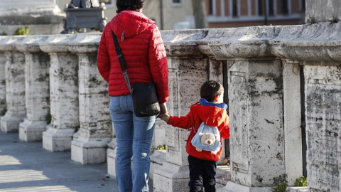 Niño paseando confinamiento