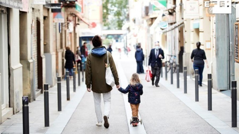 Los niños podrán salir a pasear desde este domingo, pero no jugar en los parques. / ALEJANDRO GARCÍA (EFE)