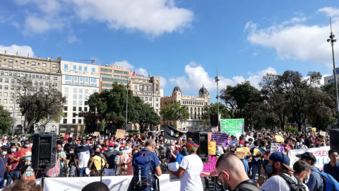 Imatge de la concentració a la Plaça de Catalunya (Barcelona) per exigir la regularització de les persones migrades a Catalunya. Imatge de SOS Racisme.