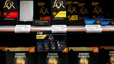 Paquetes de café de las marcas L'or y Douwe, en las estanterías de un supermercado en Bruselas. REUTERS/Francois Lenoir