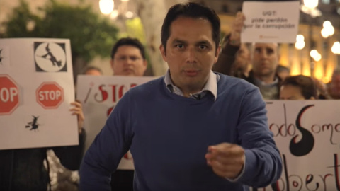 Roberto Macías, administrativo de UGT que filtró las facturas del fraude de las subvenciones de la Junta y la UE, durante una protesta en Sevilla en 2016.