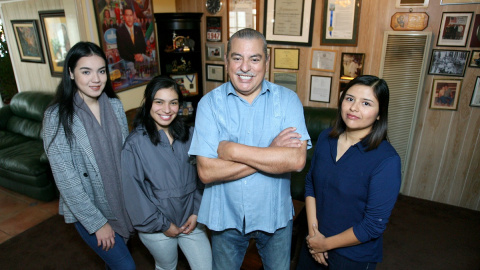 El catedrático y activista hispano Armando Vázquez-Ramos posa junto a un grupo de estudiantes (Mayra Garibo, a la izquierda de Armando; Lidieth Arévalo a la derecha de Armando) en el CMSC en la localidad californiana de Long Beach. Crédito: Foto cedid