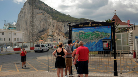 Turistas británicos en el Peñón de Gibraltar .- REUTERS