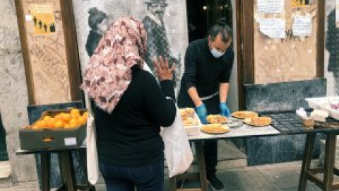 En la cocina más grande del corazón de Madrid: comida vecinal digna para los vulnerables por el coronavirus​