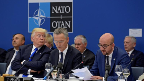 El presidente estadounidense, Donald J. Trump (i); el secretario general de la OTAN, Jens Stoltenberg (c), y el primer ministro belga, Charles Michel, durante la reunión de líderes de la Alianza Atlántica. /EFE