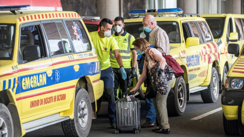 Dos viajeros reciben asistencia de los servicios de emergencias tras desembarcar en Lanzarote. / EFE