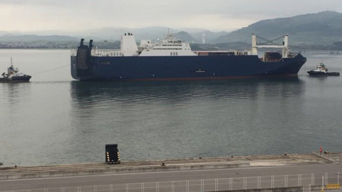 El barco saudí ‘Bahri Hofuf’ entra en el Puerto de Santander, con Peñacabarga al fondo. - EUROPA `PRESS