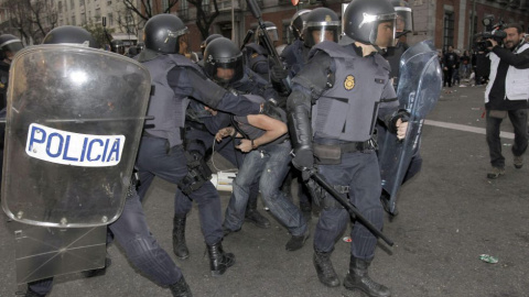 Un manifestante es detenido por varios miembros de la Policía Nacional durante la protesta "Rodea el Congreso" en 2013. -EFE